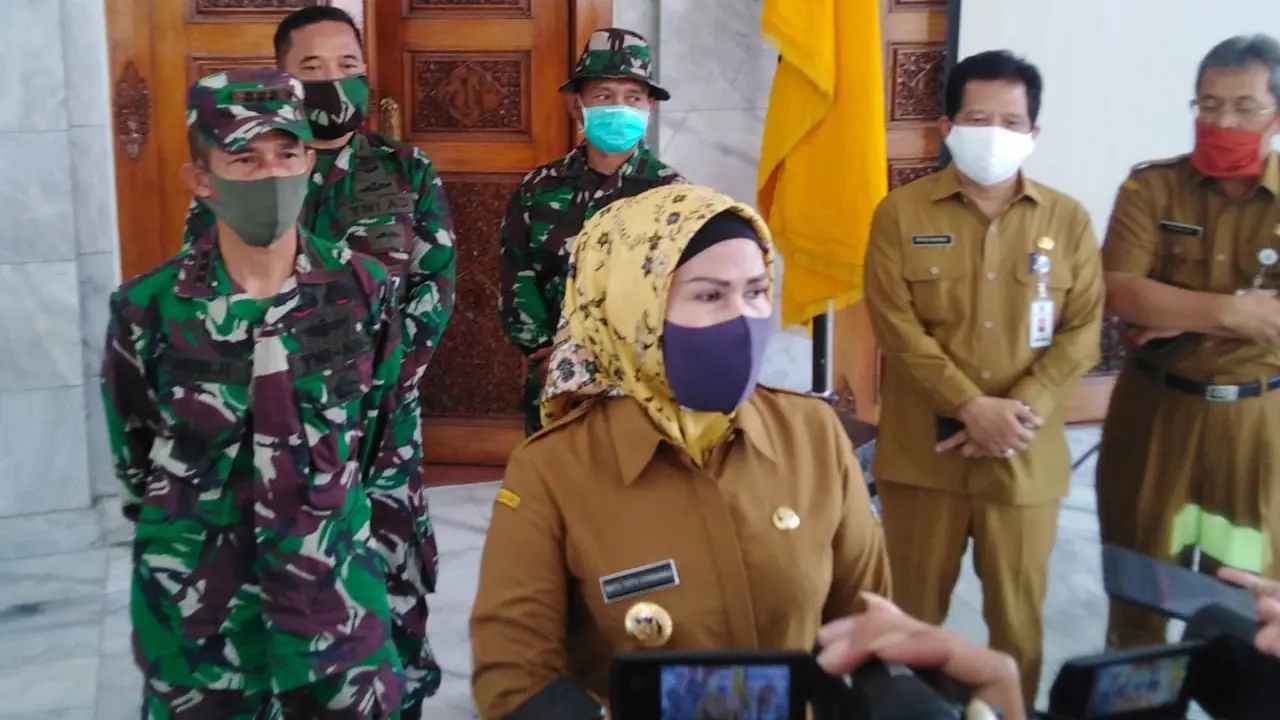 Bupati Serang menggunakan masker (dokumentasi Pemkab Serang)