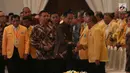 Presiden Joko Widodo (Jokowi) menyalami menyalami Ketua Dewan Pembina Golkar Aburizal Bakrie saat menghadiri pembukaan Munaslub Partai Golkar di Jakarta, Senin (18/12). Munaslub Golkar berlangsung hingga 20 Desember 2017. (Liputan6.com/Angga Yuniar)