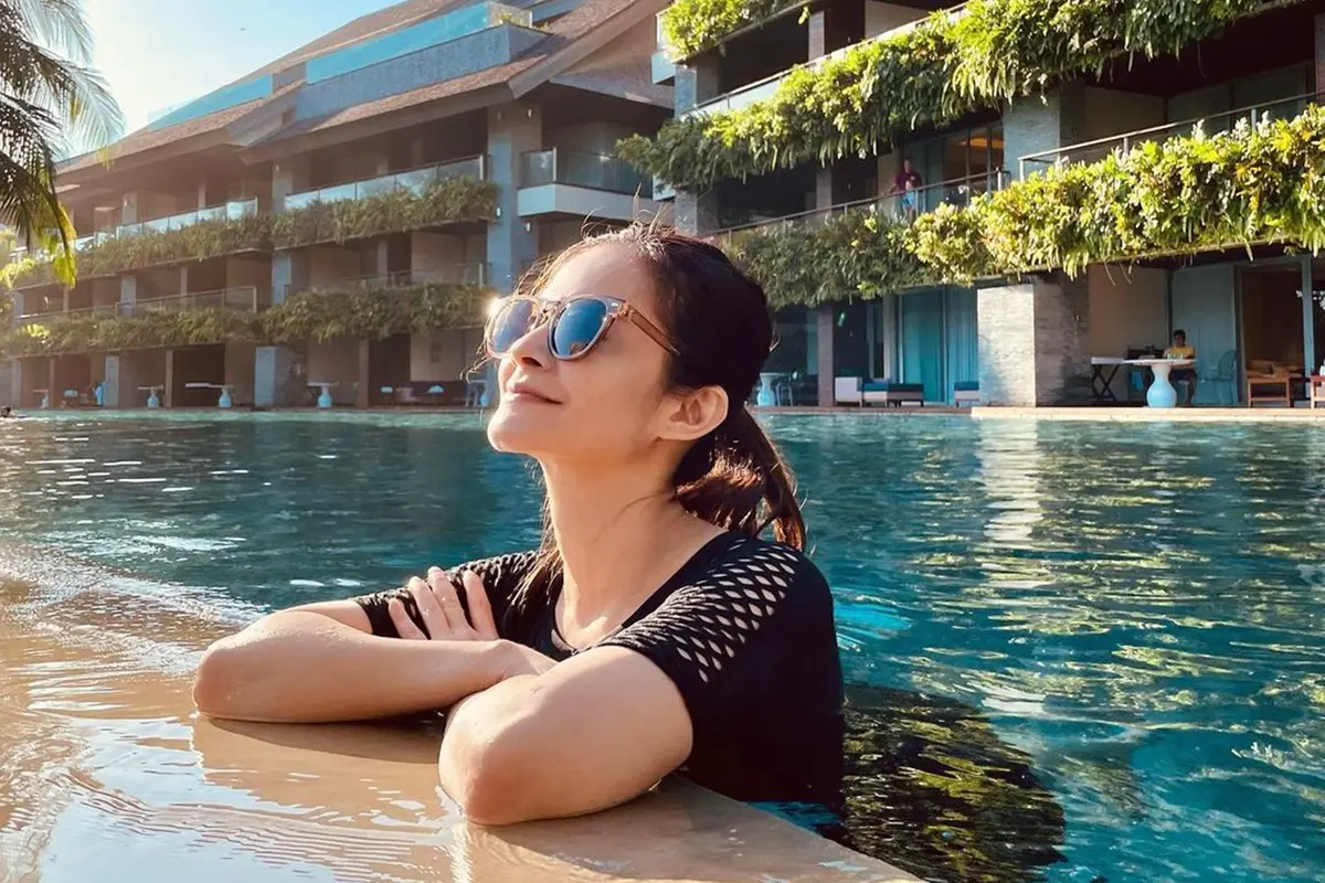 Potret Cut Tari Lepas Penat dengan Berenang, Bikin Adem Lihatnya