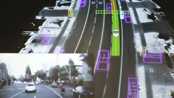 Video yang diambil Google self-driving car, inset, digabungkan dengan adegan jalan yang sama sebagai data yang divisualisasikan dengan mobil selama presentasi di media prototipe kendaraan otonom Google, California, AS (29/9/2015). (REUTERS/Elia Nouvelage)