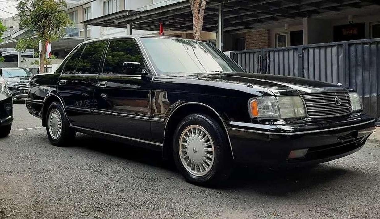 Toyota Crown generasi tahun 1990an menjadi opsi menarik. Rasa berkendara layaknya berjalan di atas awan menjadikan mobil ini sangat nyaman untuk digunakan sehari-hari. Opsi mesin yang digunakan tersedia pilihan 2.000cc dan 3.000cc. (Source: lacakharga.com)