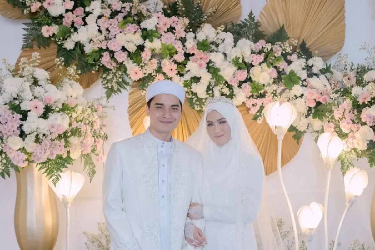 [Fimela] Potret Pernikahan Alvin Faiz dan Henny Rahman
