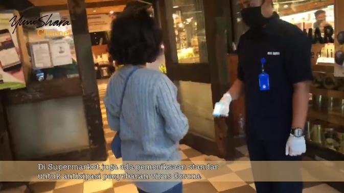 Yuni Shara belanja kebutuhan ramadan (Sumber: YouTube/Yuni Shara Channel)