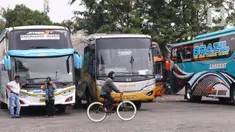 Sejumlah bus AKAP terparkir di terminal Kalideres, Jakarta Barat, Kamis (30/7/2020). Pemerintah Provinsi DKI Jakarta  mencabut syarat wajib surat izin keluar masuk (SIKM) bagi pengguna transportasi umum jarak jauh membawa angin segar di industri transportasi darat. (Liputan6.com/Angga Yuniar)