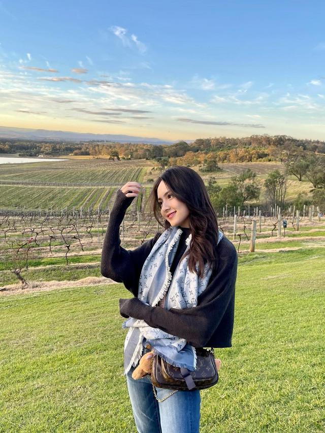 Tampil Stylish, Ini 7 Potret Angie Marcheria Saat Liburan ke Australia