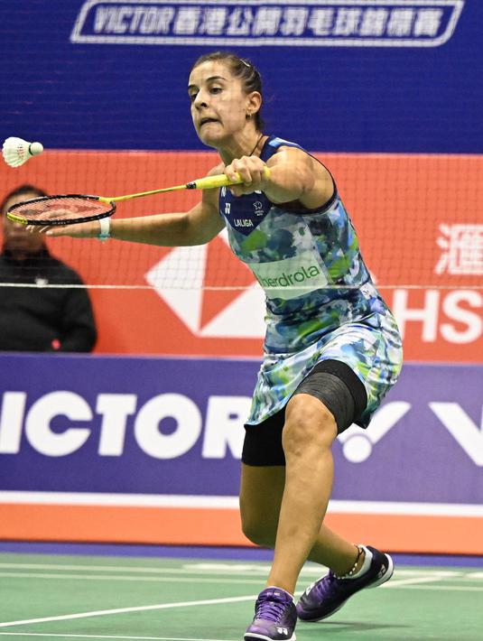 Pebulutangkis Spanyol, Carolina Marin memukul balik ke arah Gregoria Mariska Tunjung (Indonesia) dalam pertandingan perempat final tunggal putri turnamen Hong Kong Terbuka 2023 di Coliseum, Hong Kong, Jumat 15 September 2023. (Peter PARKS/AFP)