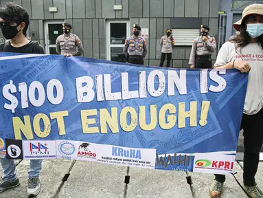 Aktivis melakukan aksi protes ketidakadilan iklim di depan Kedubes Inggris, Jakarta, Rabu (3/11/2021). Aksi menantang pemerintah negara-negara yang bertemu di KTT iklim COP26 untuk tidak hanya memenuhi sepenuhnya janji pendanaan iklim mereka yang telah lama tertunda. (Liputan6.com/Faizal Fanani)
