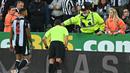 Setelah penonton tersebut mendapat penanganan medis, pertandingan pun dapat dilanjutkan kembali dengan wasit memberikan tambahan waktu tujuh menit di babak pertama. (AFP/Paul Ellis)
