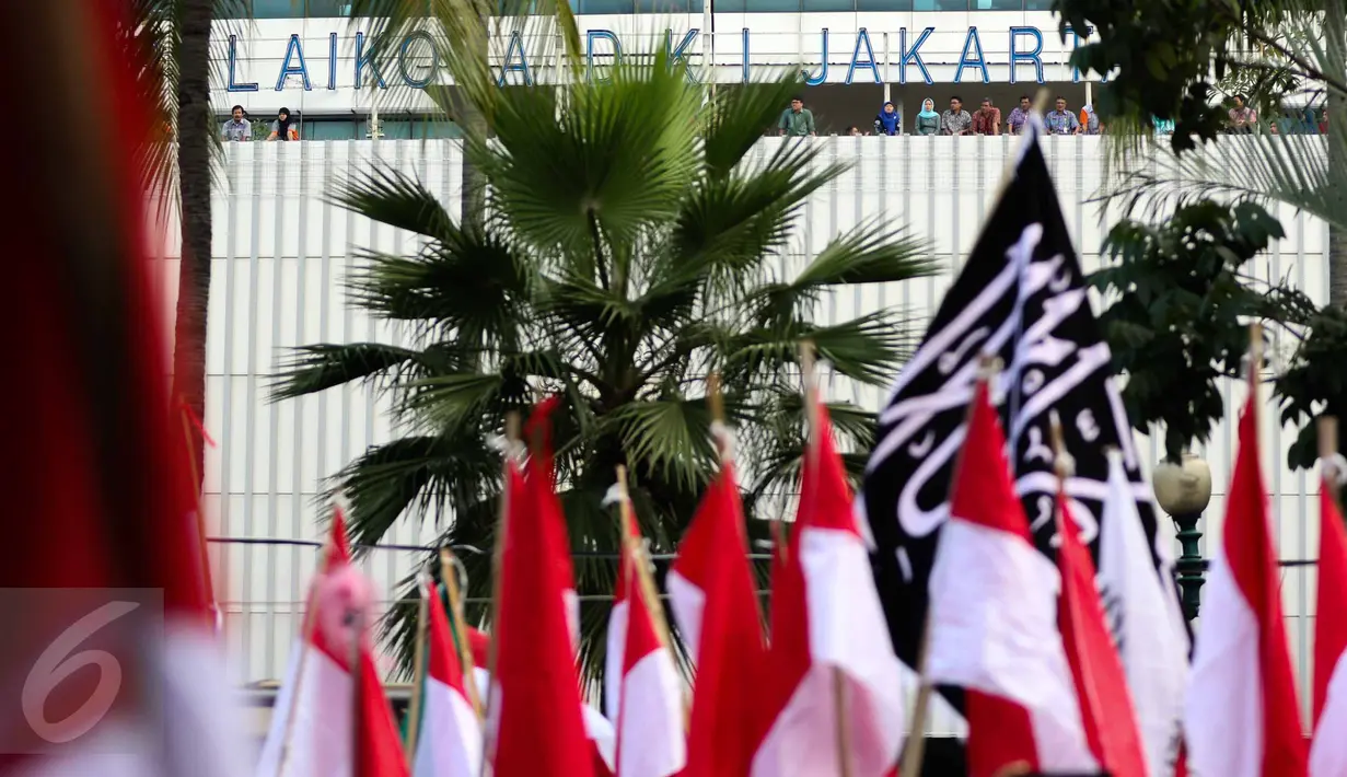 Pegawai berdiri dari lantai atas Gedung Balai Kota DKI menonton iringan massa aksi damai 4 November yang melewati kantor mereka, Jakarta, Jumat (4/11). Meski ada demo besar-besaran, pegawai Balai Kota tetap masuk seperti biasa (Liputan6.com/Faizal Fanani)