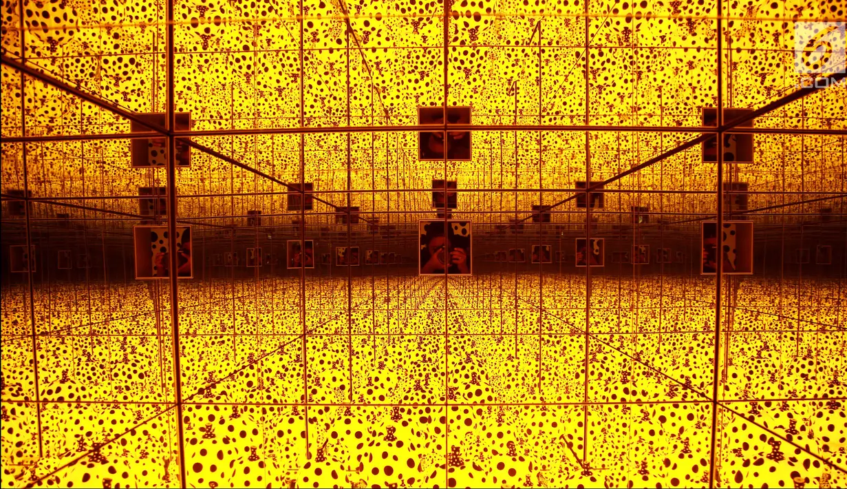 Karya Yayoi Kusama saat dipamerkan di Museum Macan, Jakarta, Senin (7/5). Seniman Jepang Yayoi Kusama menggelar pameran di Indonesia pada 12 Mei hingga 9 September 2018. (Liputan6.com/Gempur M Surya)
