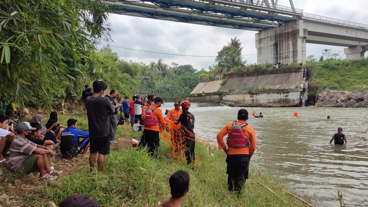 Warga Patikraja, Banyumas terjun ke Sungai Logawa dari jembatan