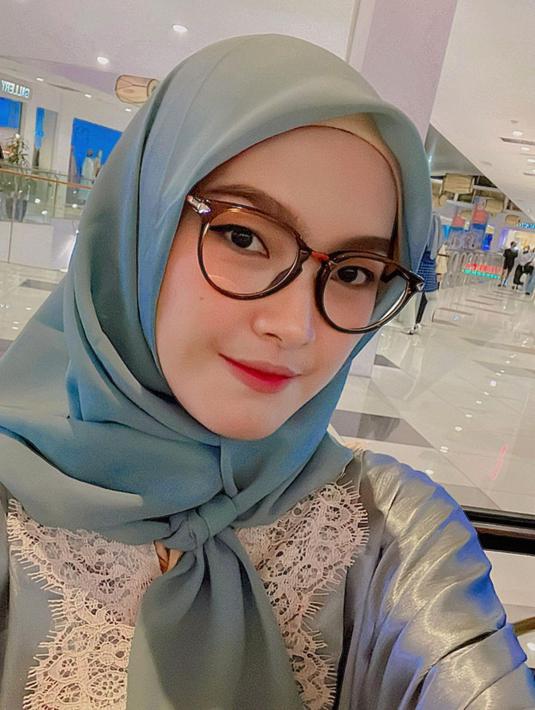 Saat ini, penampilan Ana cukup berubah dan mencuri perhatian. Dia terlihat menggunakan hijab. Potret berhijabnya pun dia bagikan melalui unggahannya di Instagram pribadinya. (instagram/anariana27)