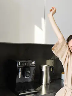 Awal tahun baru sering kali datang bersama semangat besar untuk berubah. Banyak orang bertekad memperbaiki rutinitas pagi demi hidup yang lebih sehat, teratur, dan seimbang. (foto/dok: freepik/benzoix)