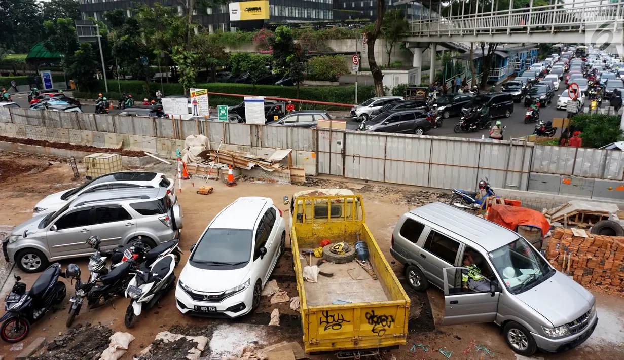 Suasana di lokasi pembangunan Spot Budaya di Dukuh Atas, Jakarta, Selasa (14/5/2019). Pembangunan Spot Budaya tersebut dilakukan guna menciptakan ruang ekspresi budaya di Ibu Kota. (Liputan6.com/Johan Tallo)