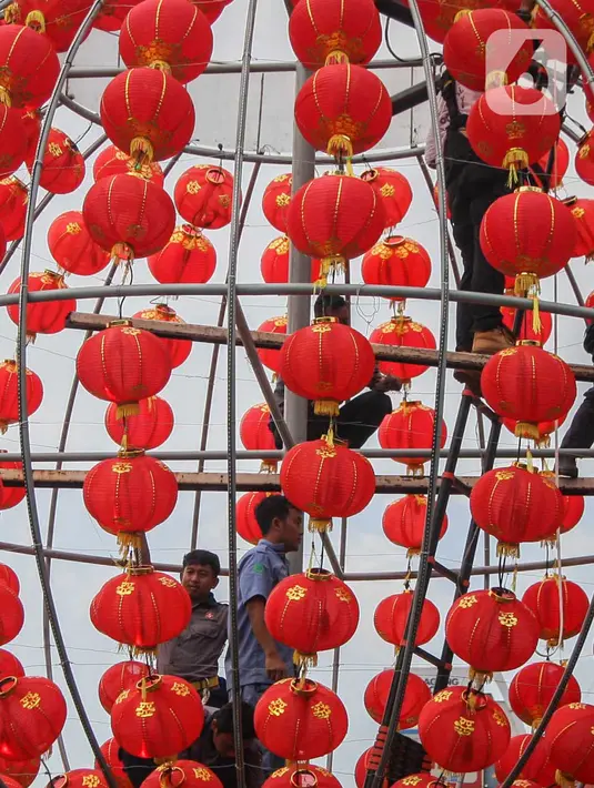 Lampion menjadi salah satu ornamen yang lekat pada perayaan Tahun Baru Imlek. (Liputan6.com/Angga Yuniar)