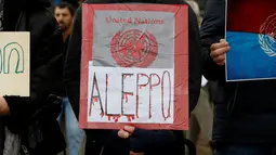 Pengunjuk rasa Israel membawa tulisan Aleppo yang terlihat berdarah, Jumat (16/12). Mereka mengaku prihatin dengan warga Aleppo di Suriah. (REUTERS / Baz Ratner)
