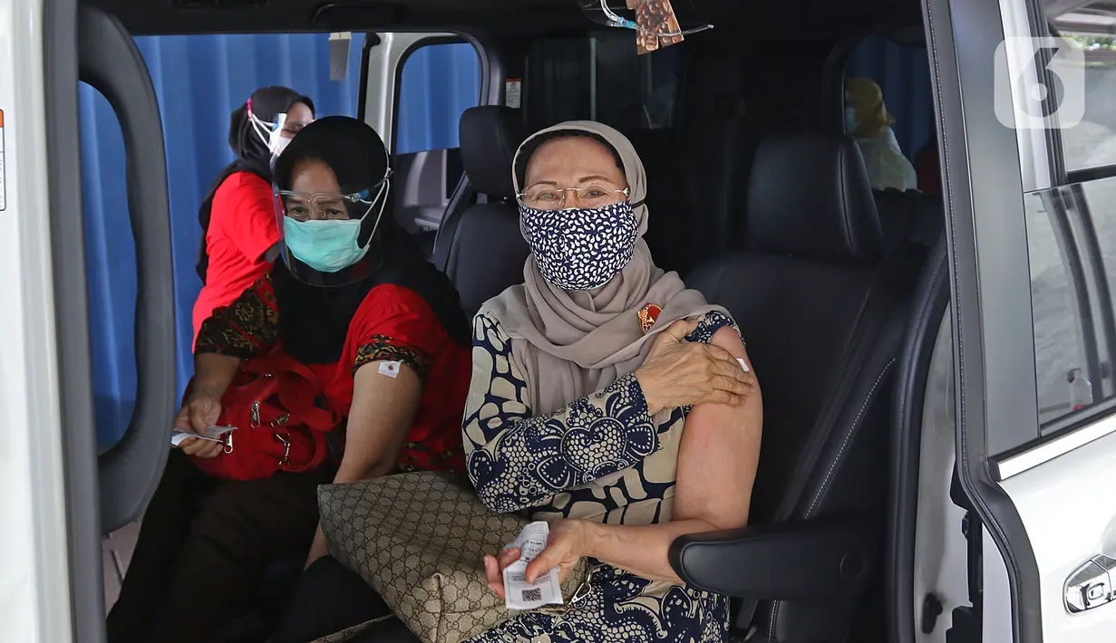 Warga lanjut usia (lansia) seusai menerima vaksinasi Covid-19 secara drive-thru di area parkir Hall C JIExpo Kemayoran, Jakarta, Rabu (3/3/2021). Pelaksanaan vaksinasi drive thru bertujuan meningkatkan partisipasi masyarakat terutama Lansia untuk divaksin covid-19. (Liputan6.com/Herman Zakharia)