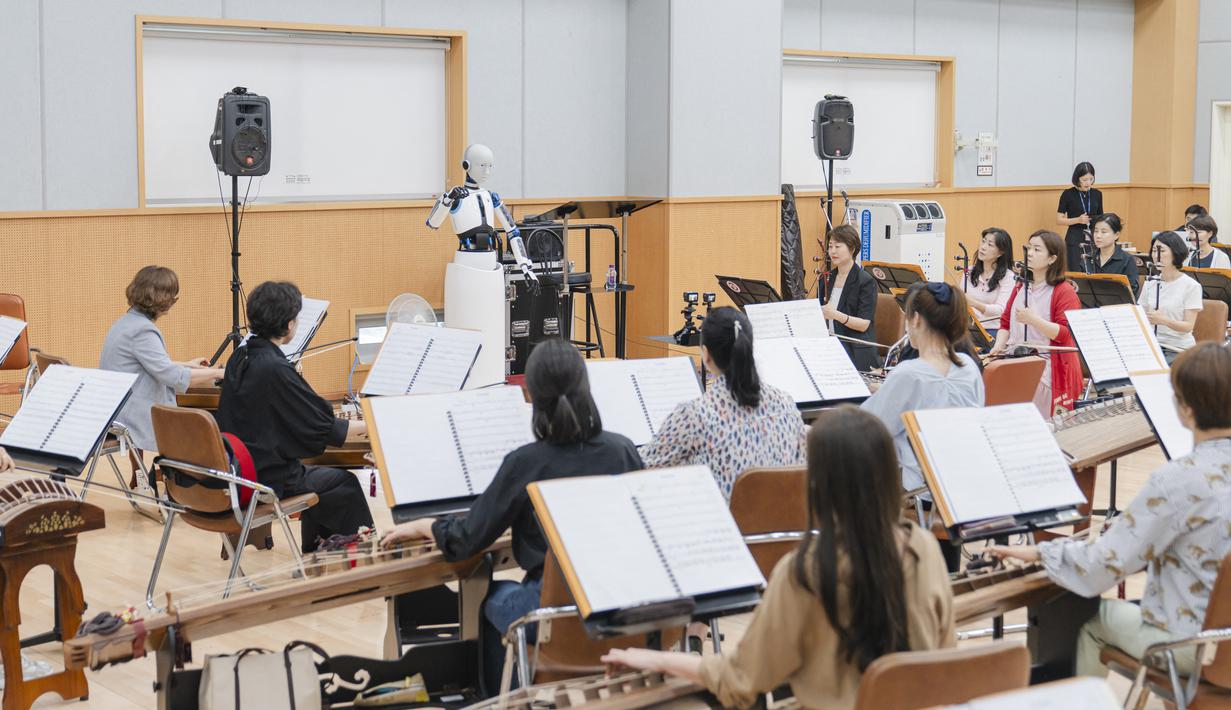 Meskipun ada pertunjukan musik yang dipimpin oleh konduktor robot di masa lalu, termasuk konser tahun 2017 yang dipimpin oleh robot YuMi di Italia, ini adalah pertama kalinya warga Korea Selatan dapat menyaksikan konduktor robot di atas panggung. (Handout / National Theater of Korea / AFP)