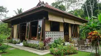8 Desain Rumah Desa Adem dengan Taman Samping dan Dinding Semi Terbuka, Jadi Contoh Hunian Pensiun