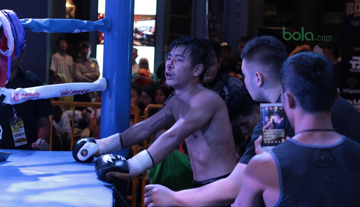 Petinju Thailand, Phuttiphong Rakoon membetulkan celana saat tampil pada kelas Lightweight Mahkota Boxing Super Series di Cilandak Town Square, Jakarta (10/3/2018). Jansen menang TKO pada ronde ke sembilan. (Bola.com/Nick Hanoatubun)