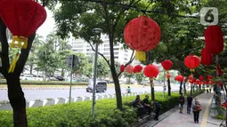 Suasana semarak jelang perayaan Tahun Baru Imlek 2025 mulai terasa dengan pemasangan dekorasi khas, seperti lampion merah. (Liputan6.com/Angga Yuniar)