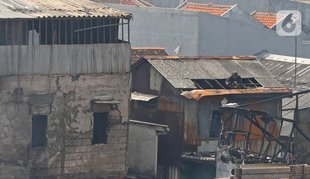 Warga mencari barang yang tersisa usai kebakaran permukiman di Jalan Keadilan Dalam, Taman Sari, Jakarta Barat, Senin (19/4/2021). Kebakaran permukiman padat tersebut mengakibatkan sebanyak 200 rumah hangus terbakar dan sekitar 1.000 warga terpaksa mengungsi. (Liputan6.com/Herman Zakharia)