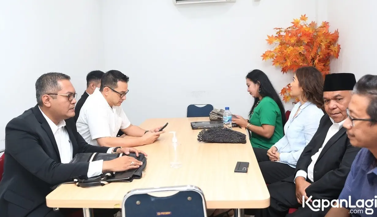 Setelah dua kali mangkir, dan sidang di tunda, akhirnya pihak tergugat dan penggugat hadir dalam sidang mediasi. Potret Ari dan Inge disidang mediasi yang didampingi kuasa hukum masing-masing. [Foto: KapanLagi.com/Budy Santoso]