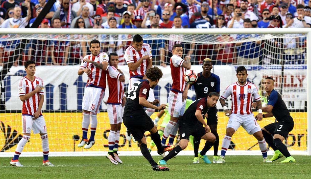 Pemain AS, Fabian Johnson, melakukan tendangan bebas ke arah gawang Paraguay dalam laga Grup A Copa America Centenario 2016 di Stadion Lincoln Financial Field, Philadelphia, AS, Minggu (12/6/2016) WIB. (AFP/Nicholas Kamm)