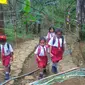 Anak-anak Dusun Pesawahan, Gununglurah, Cilongok, Banyumas, melintas berkilometer di tengnah hutan untuk bersekolah di desa tetangga. (Foto: Liputan6.com/Muhamad Ridlo)