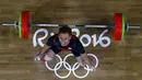 Ekspresi Eko Yuli Irawan setelah gagal mengangkat barbel di nomor angkat besi kelas 62 kg Olimpiade Rio 2016 di Rio de Janeiro, Brasik, Selasa pagi (9/08/2016). (Reuters/Yves Herman)