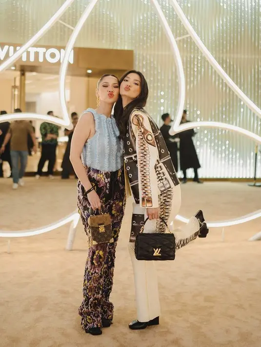 Raline dan BCL tampak foto bersama dengan dalam acara tersebut. Tampak keduanya pun tampil stunning. {Instagram/@ralineshah]