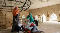 Sebagai orang muslim, penting untuk membesarkan anak sesuai dengan ajaran islam, khususnya untuk anak perempuan. (pexels.com/@a-darmel)
