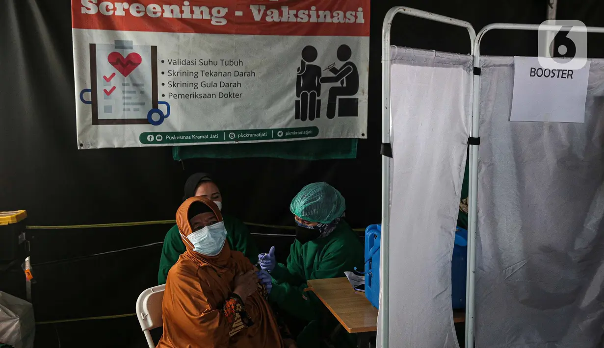 Tenaga kesehatan menyuntikkan vaksin COVID-19 dosis ketiga kepada warga saat vaksinasi booster COVID-19 di Puskesmas Kecamatan Kramat Jati, Jakarta, Rabu (12/1/2022). Pemerintah memulai program vaksinasi lanjutan (booster) COVID-19 secara gratis kepada masyarakat umum. (Liputan6.com/Faizal Fanani)