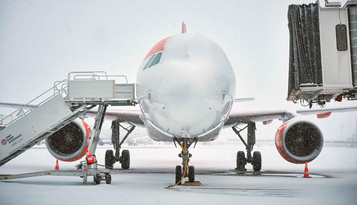 Di Bandara Roissy-Charles de Gaulle, Paris, otoritas setempat membatalkan sekitar 40% jadwal penerbangan. Tampak foto yang menunjukkan sebuah pesawat dari maskapai penerbangan EasyJet yang tertutup salju selama hujan salju lebat yang menyebabkan pembatalan penerbangan di Bandara Orly, selatan Paris pada 7 Januari 2026. (Kiran RIDLEY/AFP)