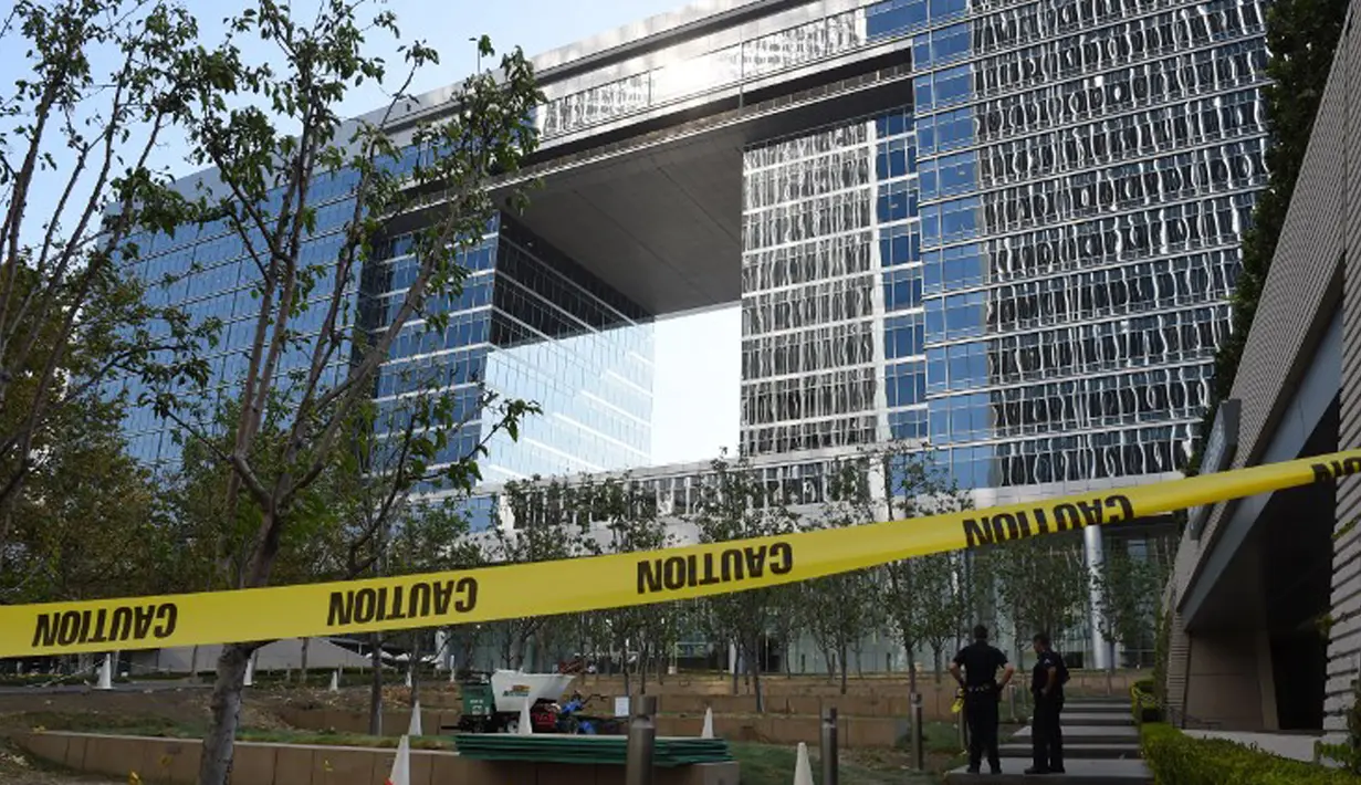 Garis polisi terpasang di kantor Deutsche Bank di Los Angeles, California, Rabu (19/8/2015). Sebuah paket mencurigakan yang ditemukan di ruang surat di kantor Deutsche Bank tersebut sempat memaksa evakuasi pekerja dari bangunan. (AFP/MARK RALSTON)