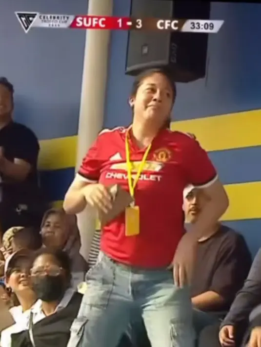 Sitha Marino juga terlihat hadir mensupport Bastian Steel. Ia mengenakan atasan jersey Manchester United dipadukan celana denim cargo. [@sithamarino]