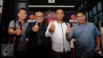 Perwakilan tim yang akan berlaga di semifinal Piala Jenderal Sudirman mengangkat tangan usai memberikan keterangan di Jakarta, Senin (4/1/2016). Babak semifinal Piala Jenderal Sudirman akan menggunakan sistem home away. (Liputan6.com/Helmi Fithriansyah)
