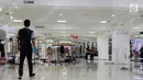 Para pengunjung saat berburu diskon besar-besaran di Lotus Department Store, Jl Thamrin, Jakarta, Rabu (25/10). Diskon tersebut untuk mengakhiri beroperasinya Lotus akhir bulan ini. (Liputan6.com/Angga Yuniar)