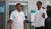 Presiden terpilih Joko Widodo atau Jokowi (kanan) bersama Ketua Umum Partai Gerindra Prabowo Subianto saat bertemu di Stasiun MRT Lebak Bulus, Jakarta, Sabtu (13/7/2019). Jokowi yakin Prabowo akan mendiskusikan dengan para relawan dan partai pendukung soal koalisi. (Liputan6.com/JohanTallo)