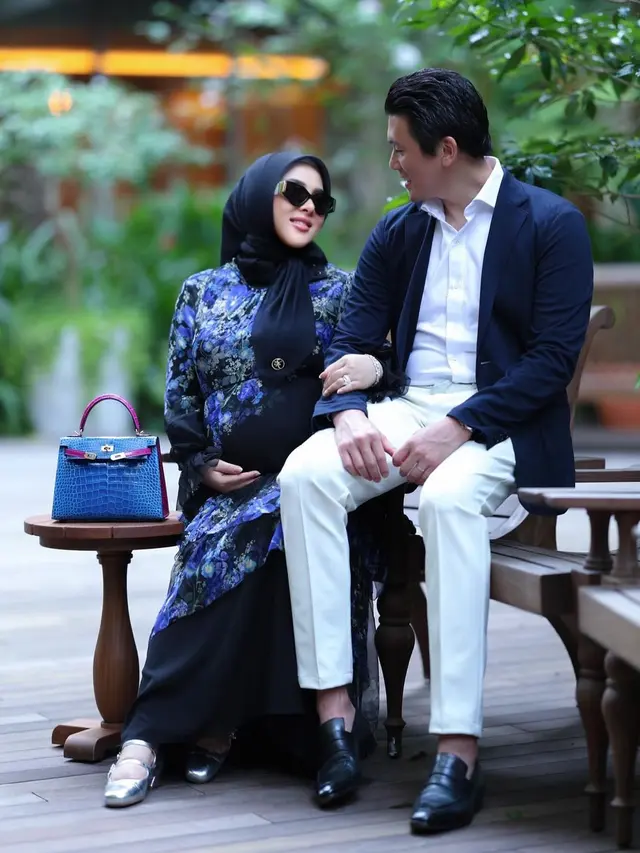 Gaya Bumil Mahal ala Syahrini dengan Tas Milyaran, Tampilan Pantofel yang Ketat Jadi Sorotan