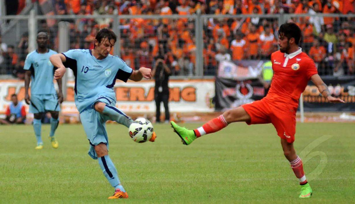 Pemain Persela, Balsa Bojovic berebut bola dengan gelandang Persija, Stefano Lilipaly saat laga uji coba di Stadion GBK Jakarta, Minggu (1/3/2015). Persija kalah 0-1 dari Persela. (Liputan6.com/Helmi Fithriansyah)