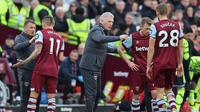 Manajer West Ham, David Moyes memberikan instruksi kepada para pemain asuhannya saat menjamu Arsenal dalam laga lanjutan Premier League 2023/2024, Minggu (11/2/2024) malam. (AFP/Adrian Dennis)