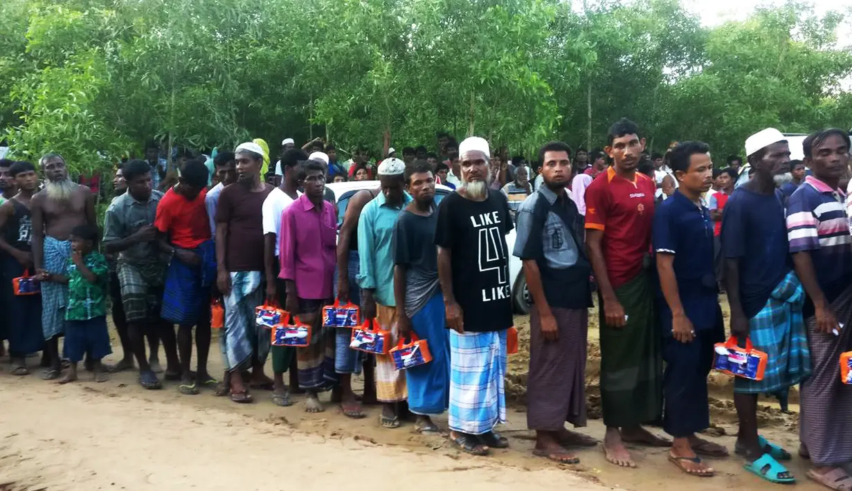 Pengungsi Rohingya mengantre untuk mendapatkan bantuan dari pemerintah Indonesia di kamp Thaingkali Ukhiya, Bangladesh, Kamis, (21/9).  Bantuan lain yang terus didistribusikan adalah makanan siap saji dan family kit. (Foto: KBRI Dhakka)