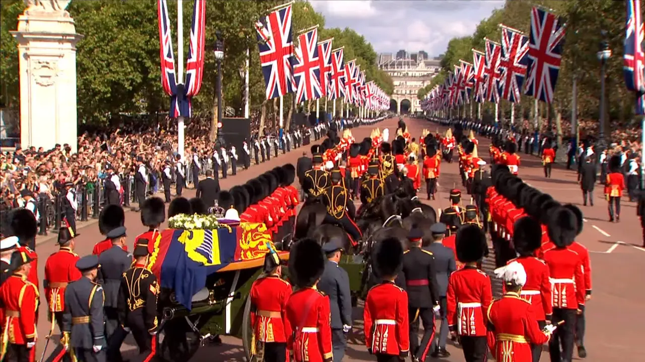 Ratu Elizabeth II meninggalkan Buckhingham Palace untuk terakhir kalinya.