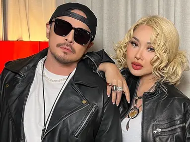 Baru-baru ini, Titi DJ dan Thomas Djorghi kompak seru-seruan cosplay menjadi Rose BLACKPINK dan Bruno Mars. Keduanya meniru gaya ikonik Rose dan Bruno Mars dalam video musik lagu APT yang sedang viral. (Liputan6.com/IG/@ti2dj)