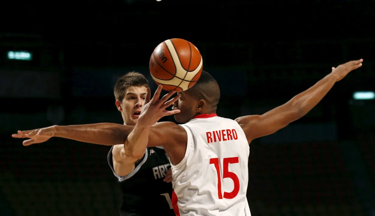 Pemian Argentina, Nicolas Brussino (kiri) berebut bola dengan pemain Kuba, Jasiel Riveroduring dalam Kejuaraan Basket Piala Amerika 2015 di Sport Palace, Meksiko City, Meksiko. (3/9/2015). (Reuters/Henry Romero)