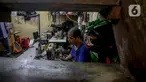 Pekerja membuat produk tas di unit produksi Artrek, Jakarta, Selasa (3/11/2020). Pemprov DKI Jakarta telah memutuskan menaikkan upah minimum provinsi (UMP) 2021 sebesar Rp 4.416.186,548 atau meningkat 3,27 persen dari 2020 bagi perusahaan tidak terkena dampak COVID-19. (Liputan6.com/Faizal Fanani)