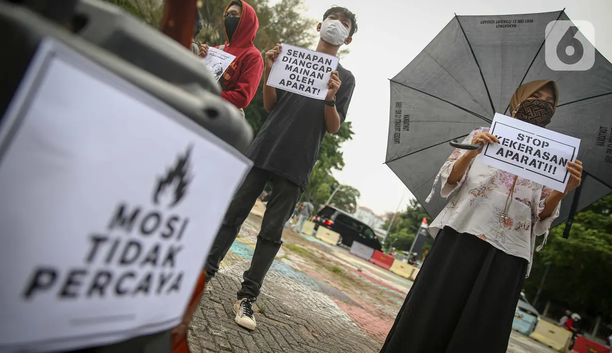 Massa yang tergabung dalam Aliansi Menolak Lupa menggelar aksi damai di kawasan Tugu Proklamasi, Jakarta, Kamis (15/10/2020). Dalam aksinya, mereka mengecam represifitas aparat kepolisian terhadap massa aksi, medis, jurnalis, dan masyarakat sipil lainnya. (Liputan6.com/Faizal Fanani)