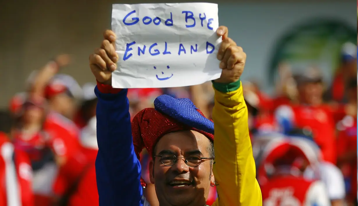 Salah satu suporter Kosta Rika merayakan kemenangan Los Ticos atas Italia 1-0 dengan membentangkan tulisan "Selamat Tinggal Inggris" di Stadion Pernambuco, Recife, Brasil, (20/6/2014).(REUTERS/Brian Snyder)