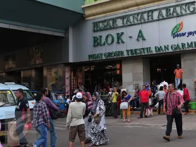 Sejumlah pembeli menyerbu Pasar Tanah Abang, Jakarta, Rabu (9/12). Libur pilkada dimanfaatkan warga untuk berbelanja pakaian di pasar tekstil terbesar di Asia Tenggara itu. (Liputan6.com/Angga Yuniar)